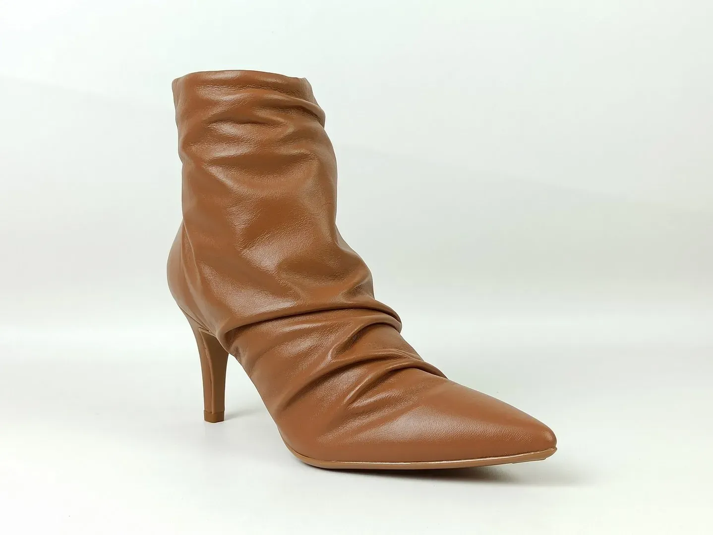 bota-cano-baixo-couro-salto-fino-bico-fino-caramelo-297b10915_2