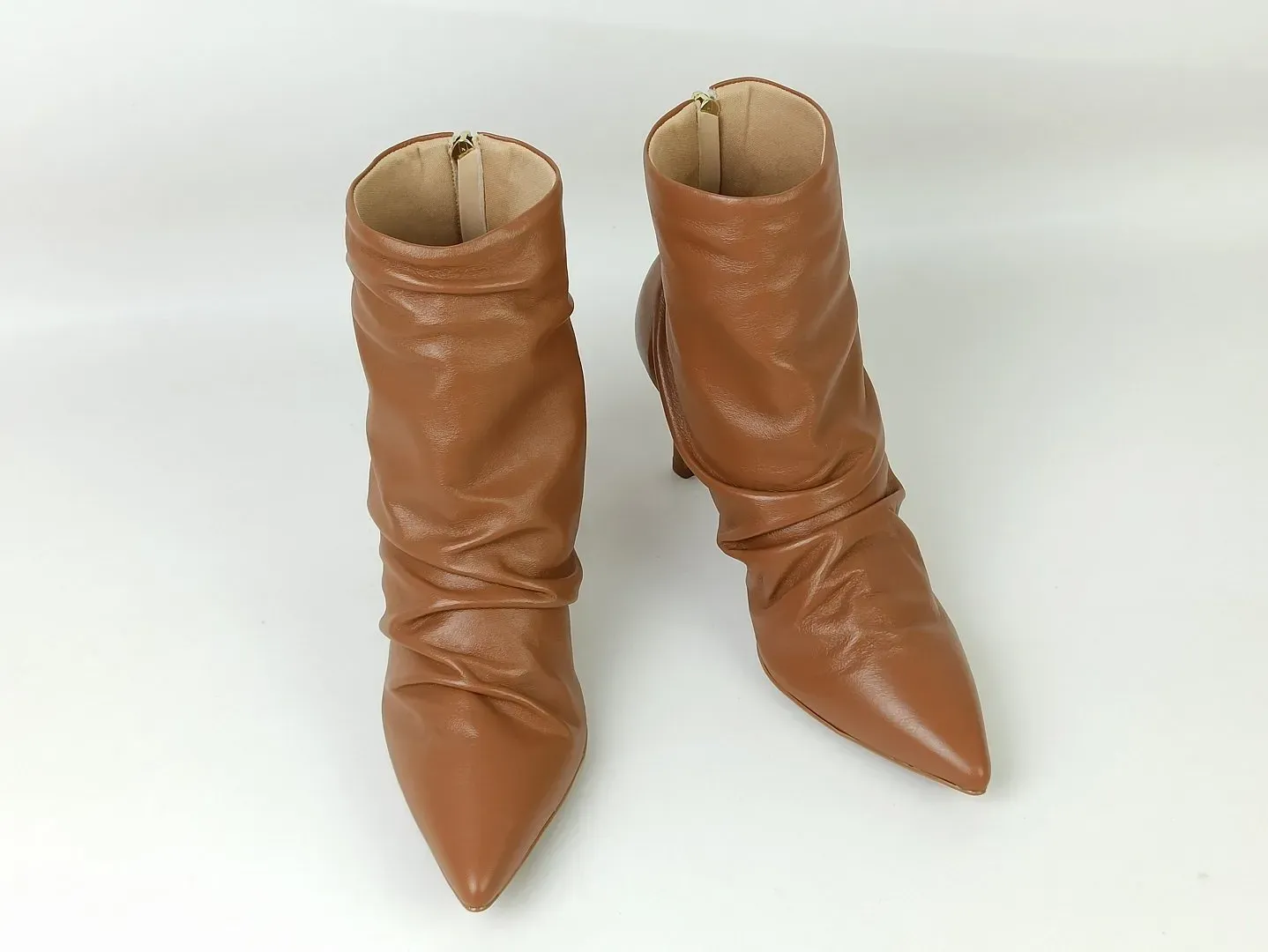 bota-cano-baixo-couro-salto-fino-bico-fino-caramelo-297b10915_3