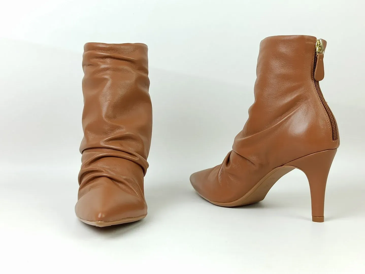 bota-cano-baixo-couro-salto-fino-bico-fino-caramelo-297b10915_5