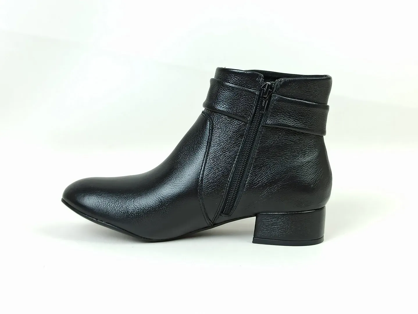 bota-cano-baixo-couro-salto-baixo-bloco-bico-redondo-preta-1200324768_5