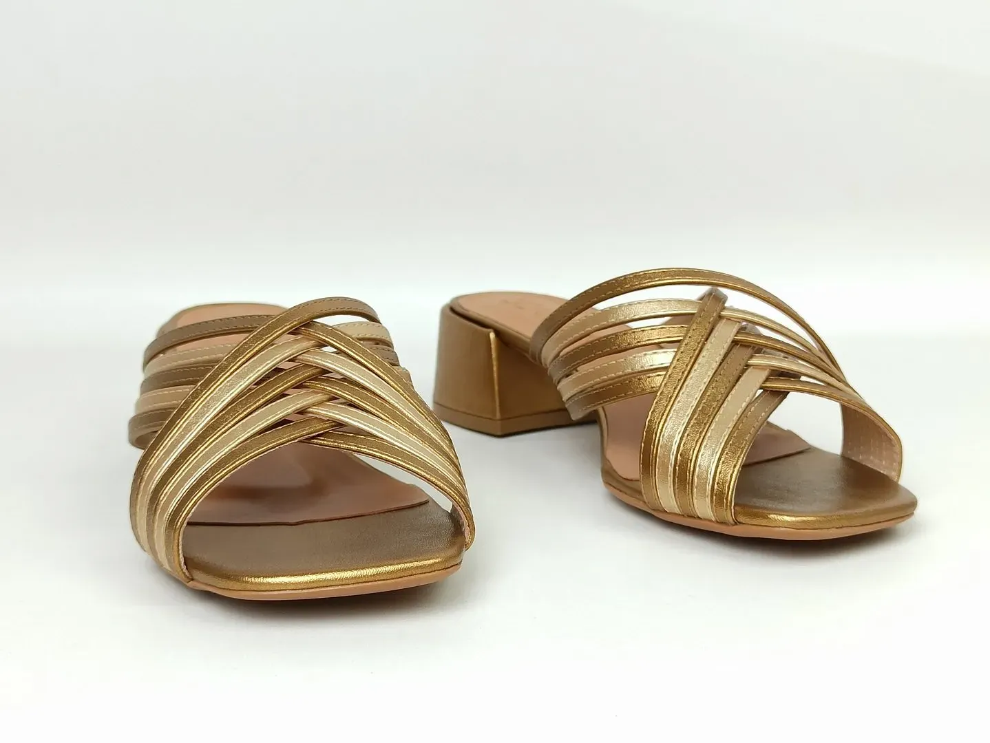 tamanco-metalizado-salto-baixo-bloco-bico-quadrado-bronze-56001201_6