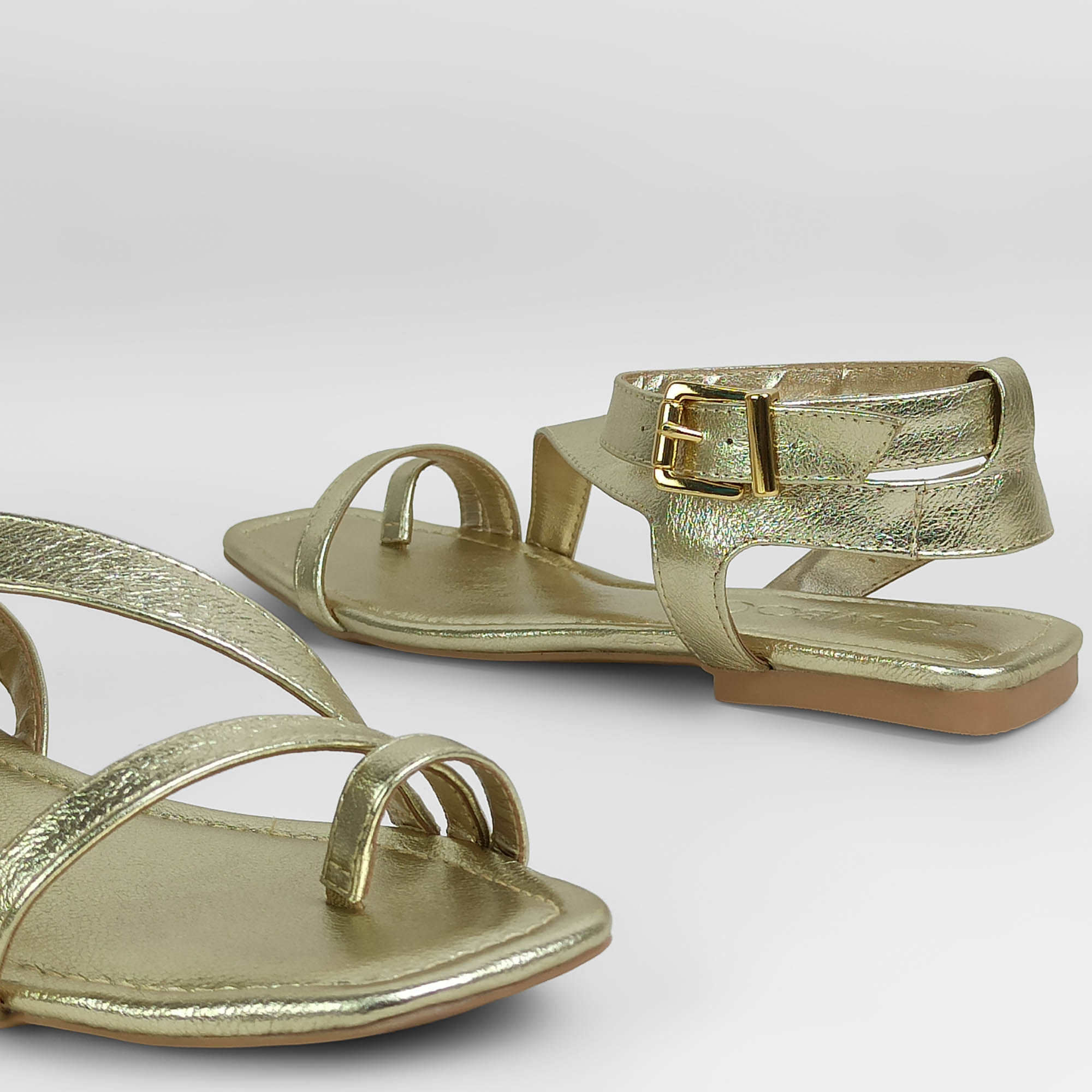 sandalia-rasteira-couro-metalizado-dourado-58704701_4