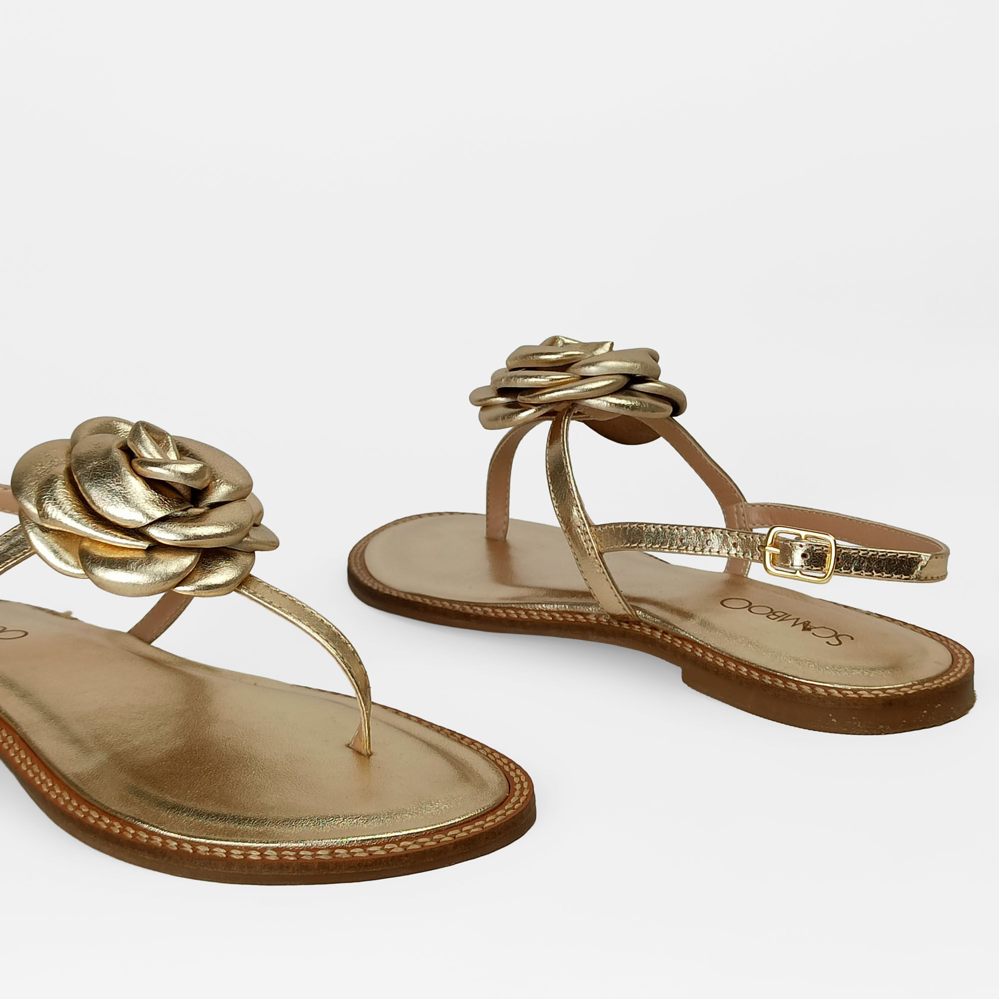 rasteira-couro-metalizada-bico-amendoado-dourada-467aa4874_6