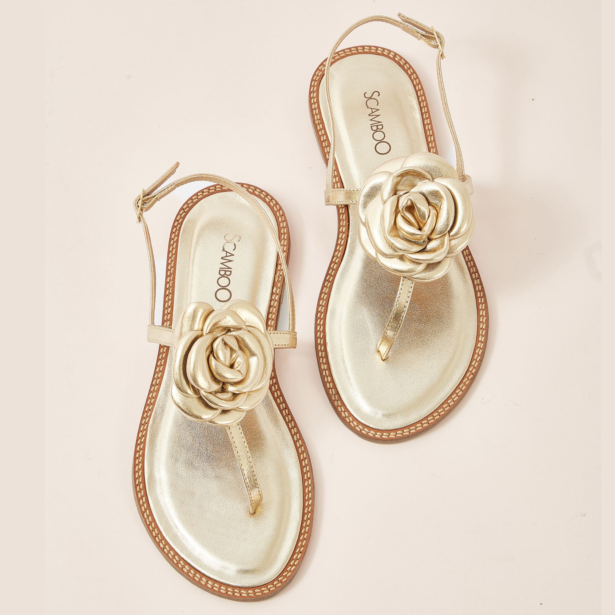 rasteira-couro-metalizada-bico-amendoado-dourada-467aa4874_7