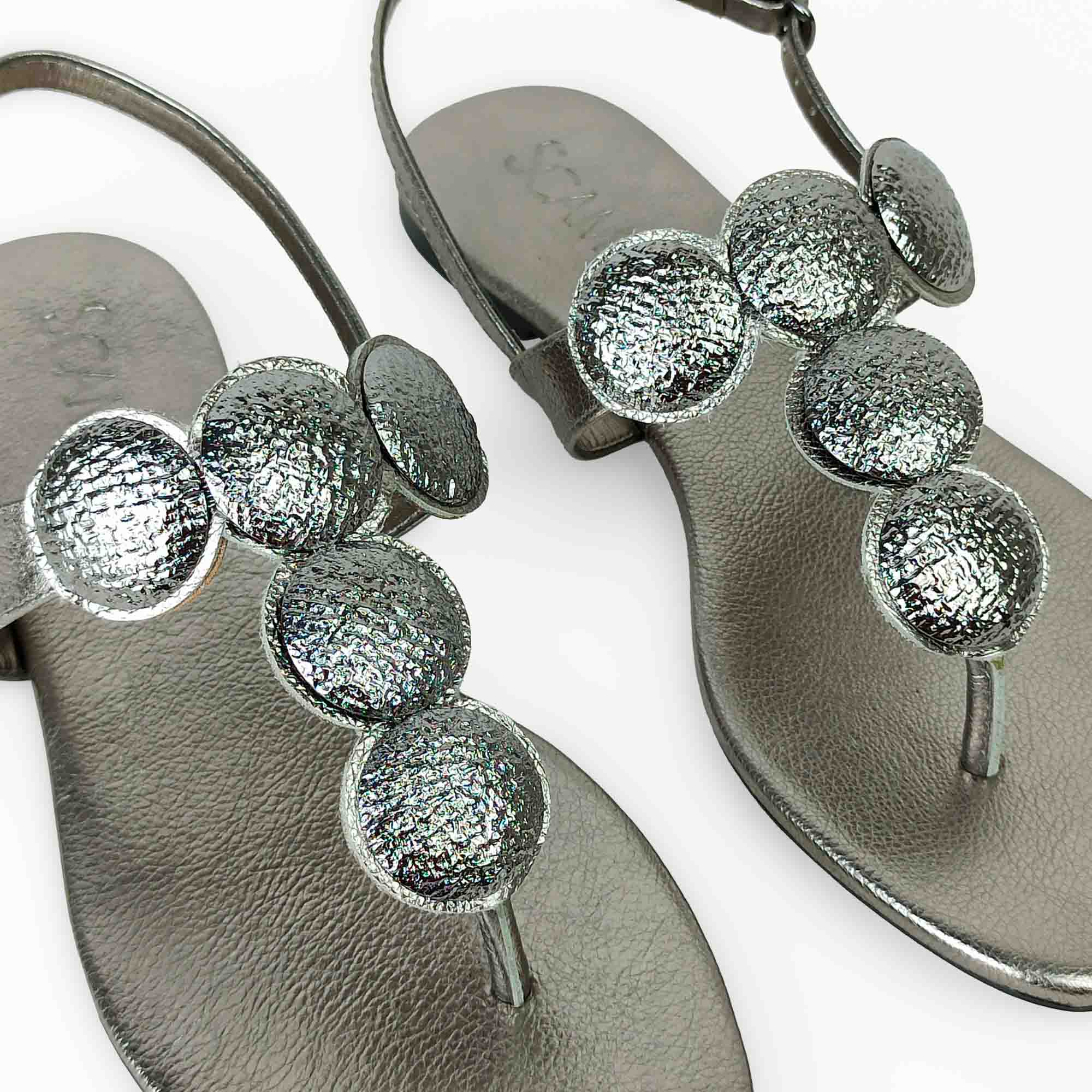 rasteira-couro-metalizada-bico-amendoado-onix-30021704_5