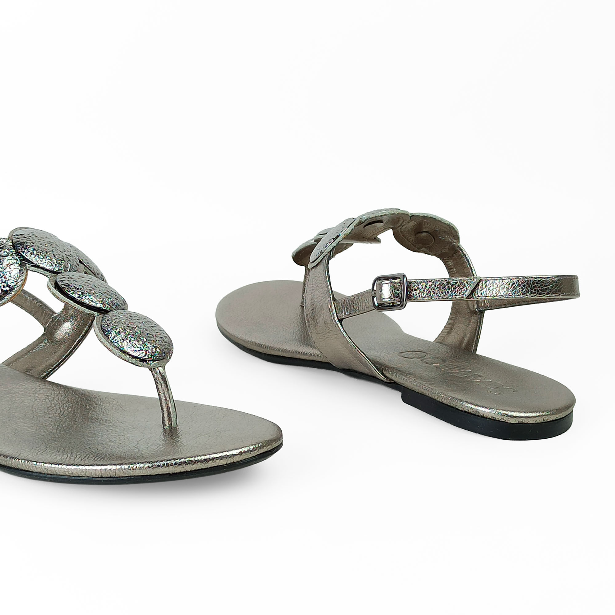 rasteira-couro-metalizada-bico-amendoado-onix-30021704_6