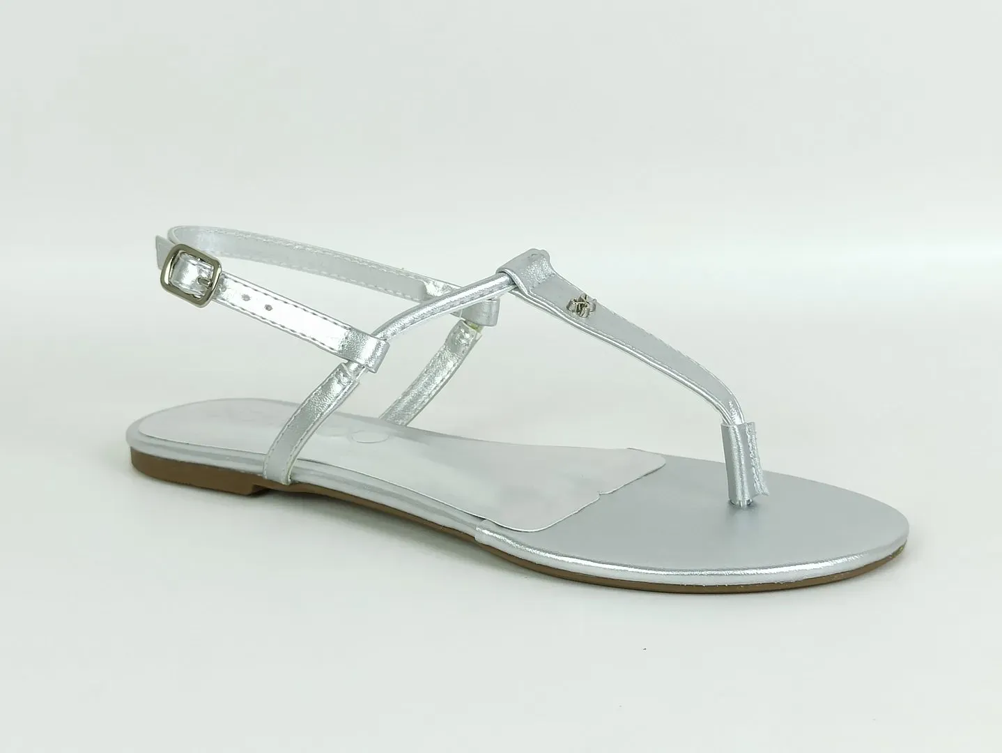 sandalia-rasteira-metalizada-bico-redondo-prata-18702488_2