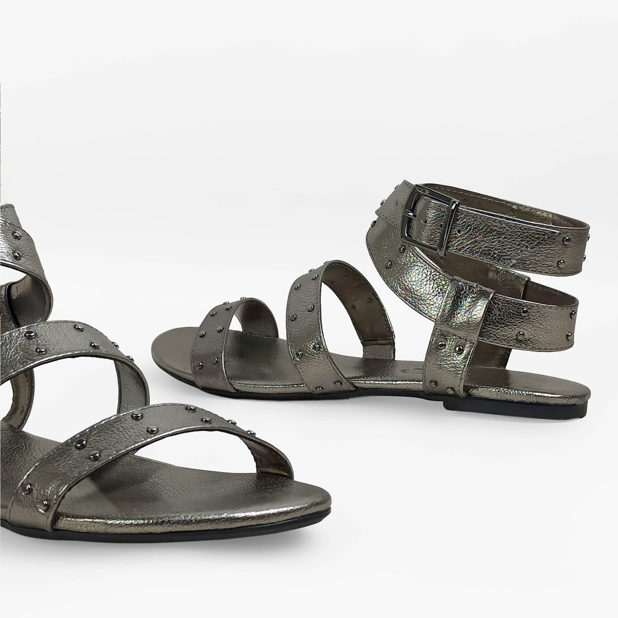 sandalia-rasteira-metalizada-couro-sem-salto-bico-redondo-onix-30021604_4