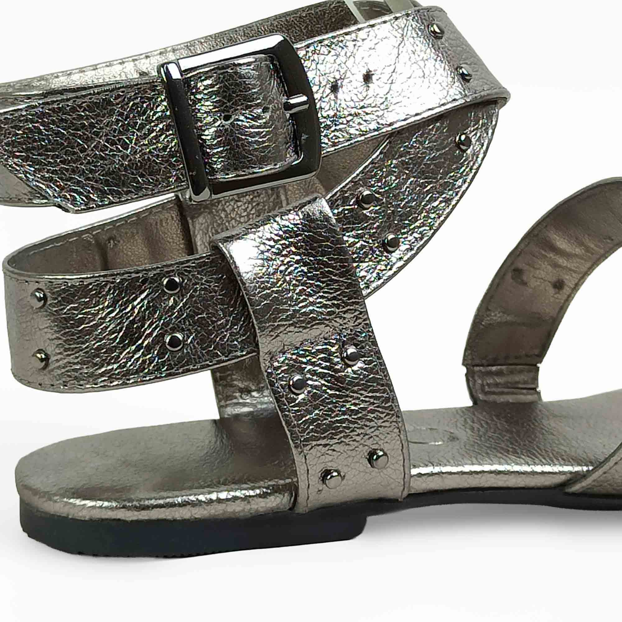 sandalia-rasteira-metalizada-couro-sem-salto-bico-redondo-onix-30021604_5