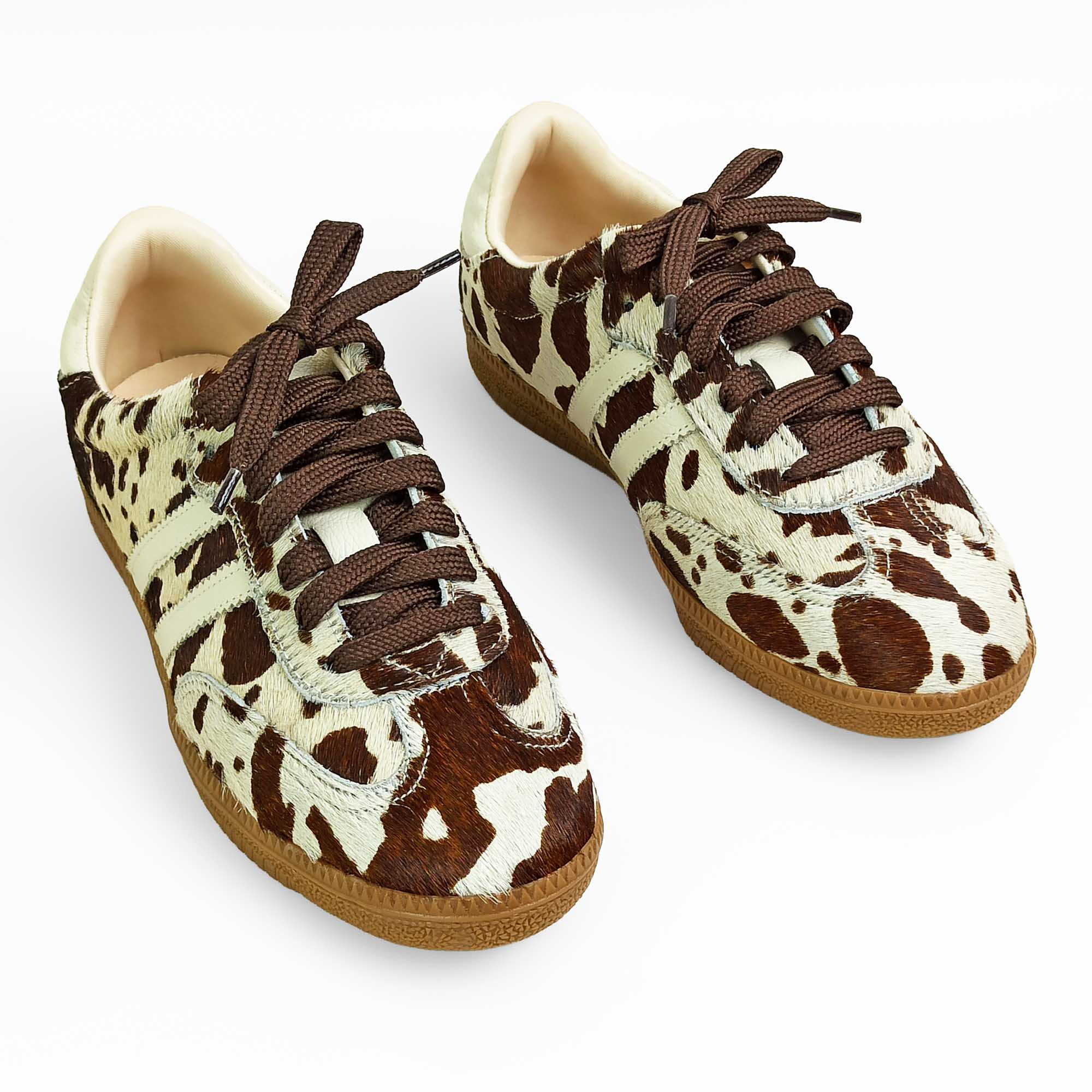 tenis-couro-sola-baixa-estampa-de-vaca-marrom-1050011_3