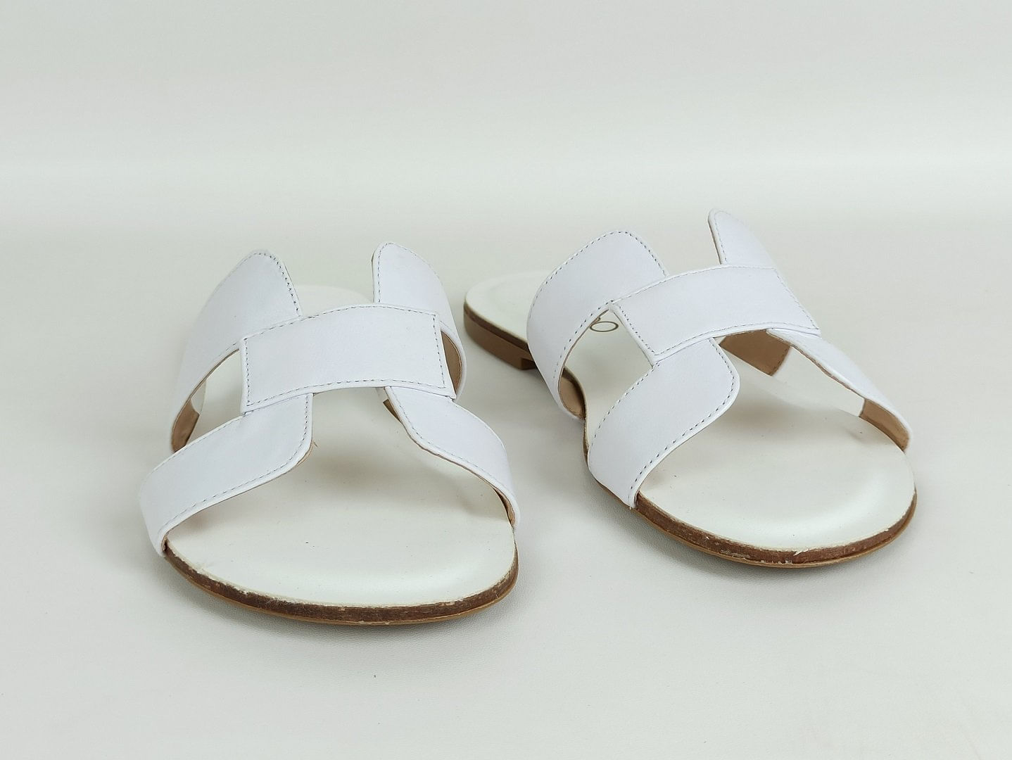 sandalia-rasteira-bico-redondo-branca-266aa2343_5