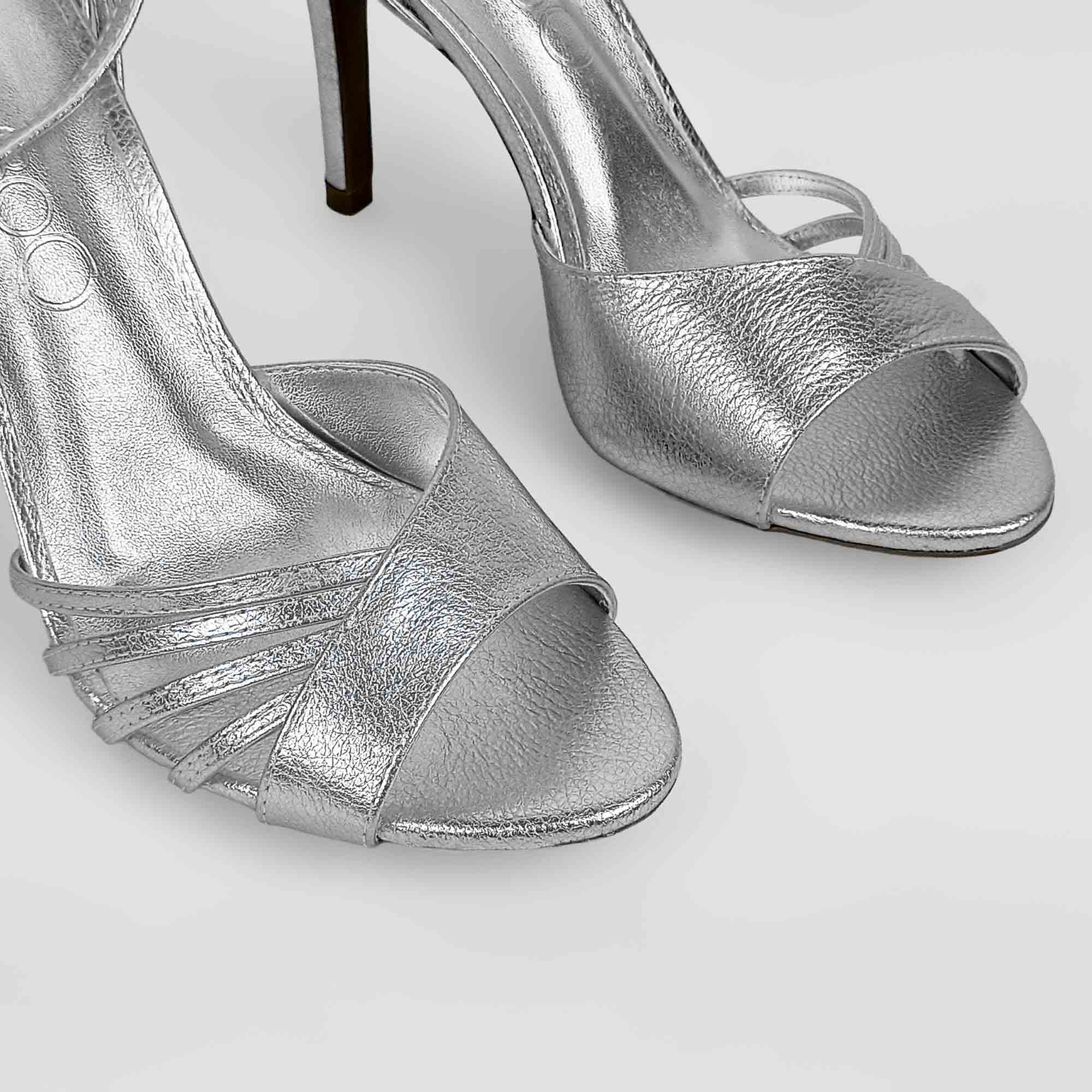 sandalia-couro-metalizado-salto-alto-bico-redondo-prata-43002905_5