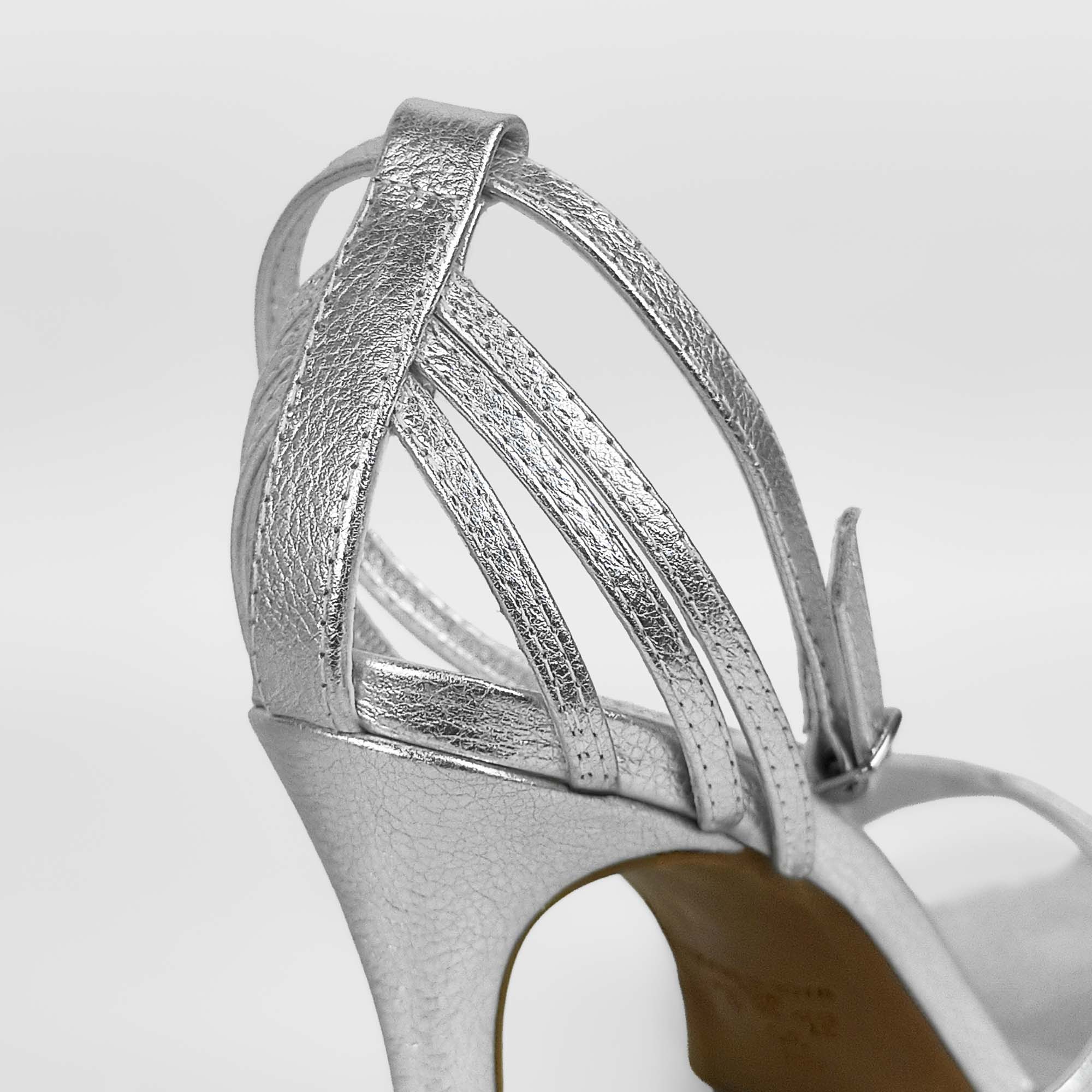 sandalia-couro-metalizado-salto-alto-bico-redondo-prata-43002905_6