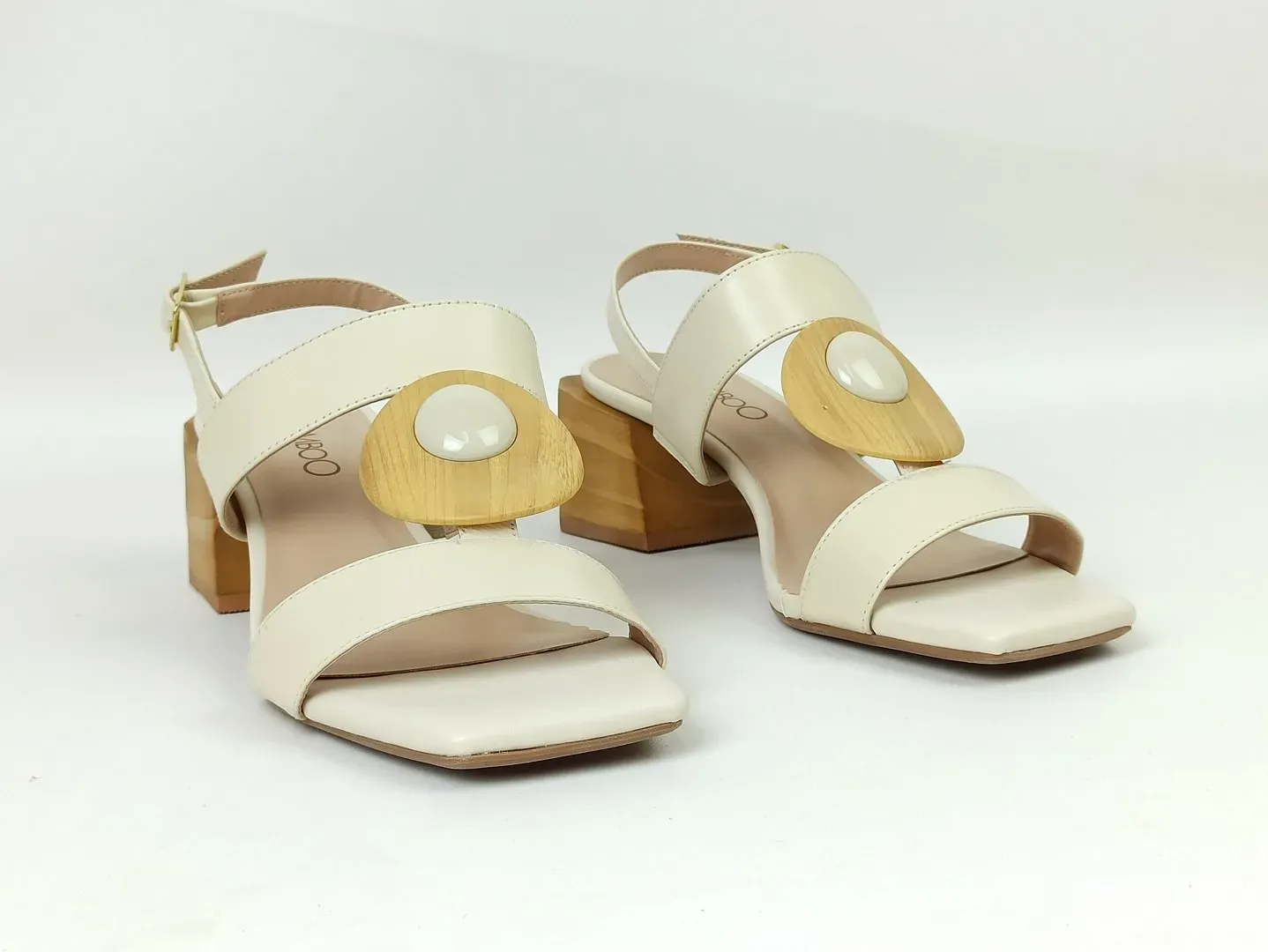 sandalia-salto-medio-bloco-bico-quadrado-gelo-447aa4354_4