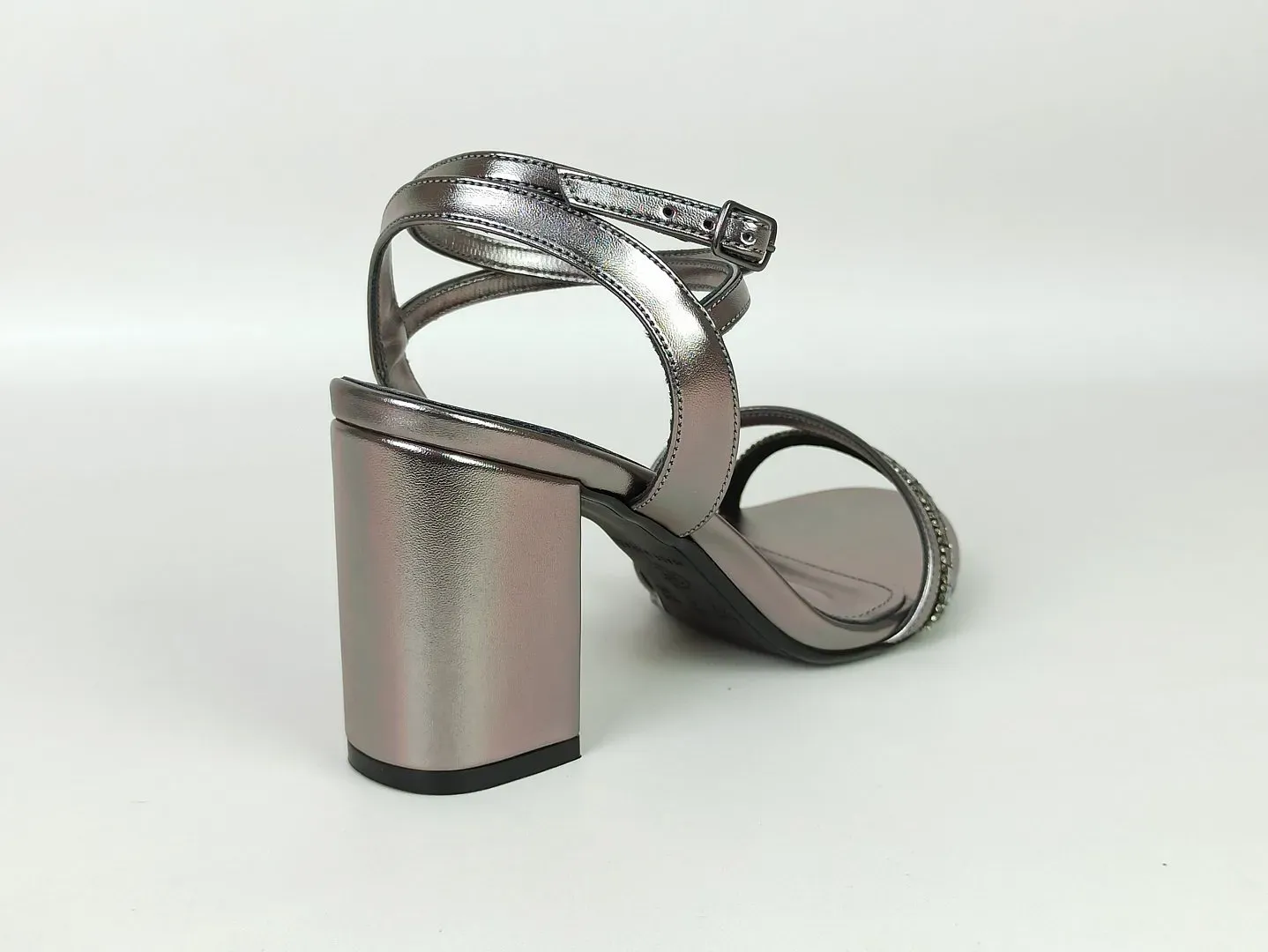 sandalia-metalizada-salto-alto-bloco-bico-amendoado-onix-48811488_4