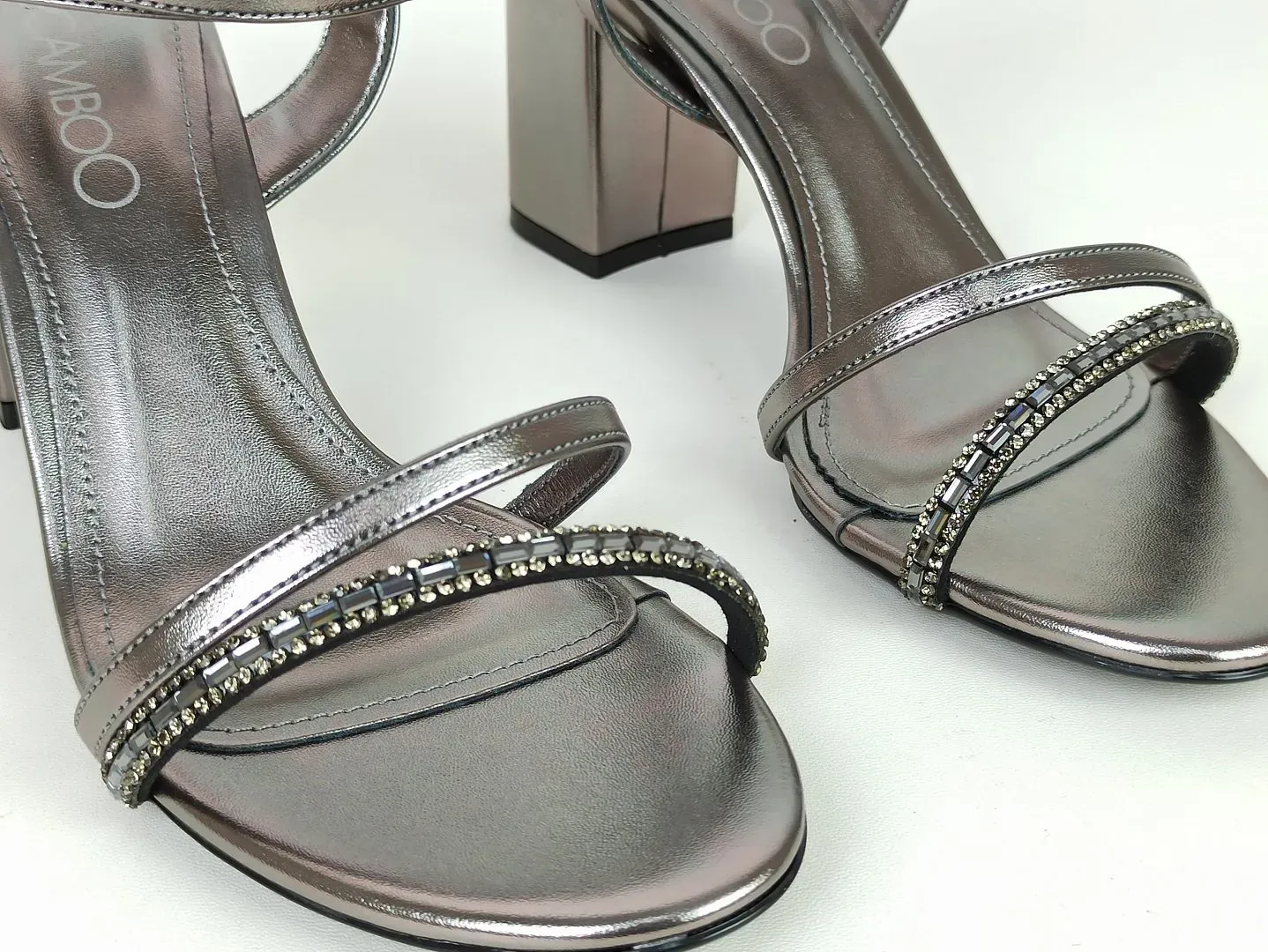 sandalia-metalizada-salto-alto-bloco-bico-amendoado-onix-48811488_5