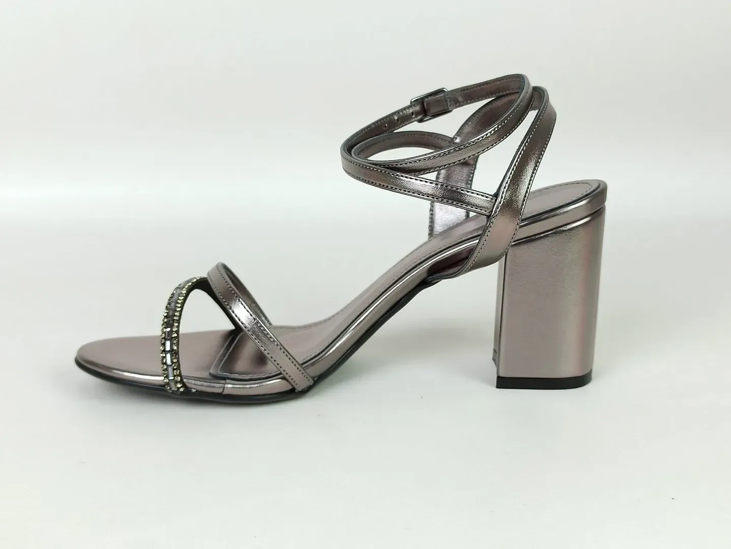 sandalia-metalizada-salto-alto-bloco-bico-amendoado-onix-48811488_6