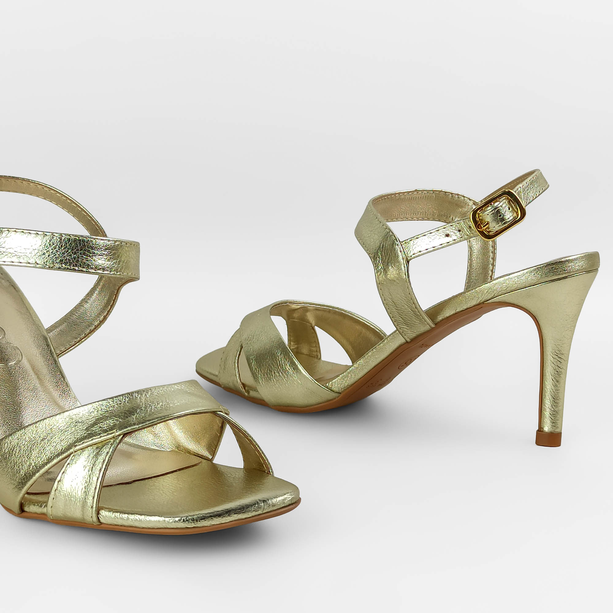 sandalia-couro-metalizado-salto-alto-fino-bico-quadrado-dourada-53502305_5