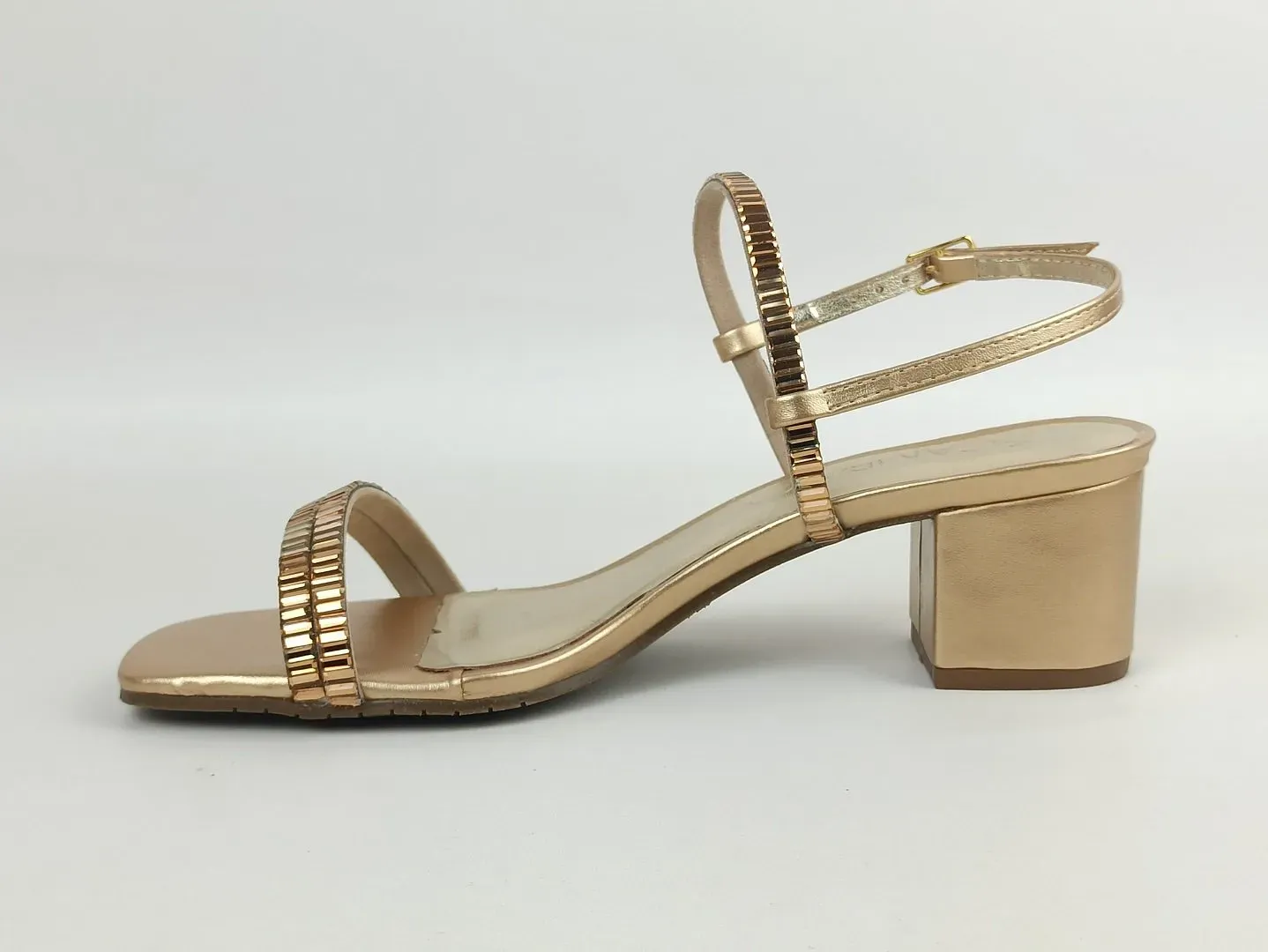 sandalia-metalizada-salto-baixo-bloco-bico-quadrado-dourada-21903303_3