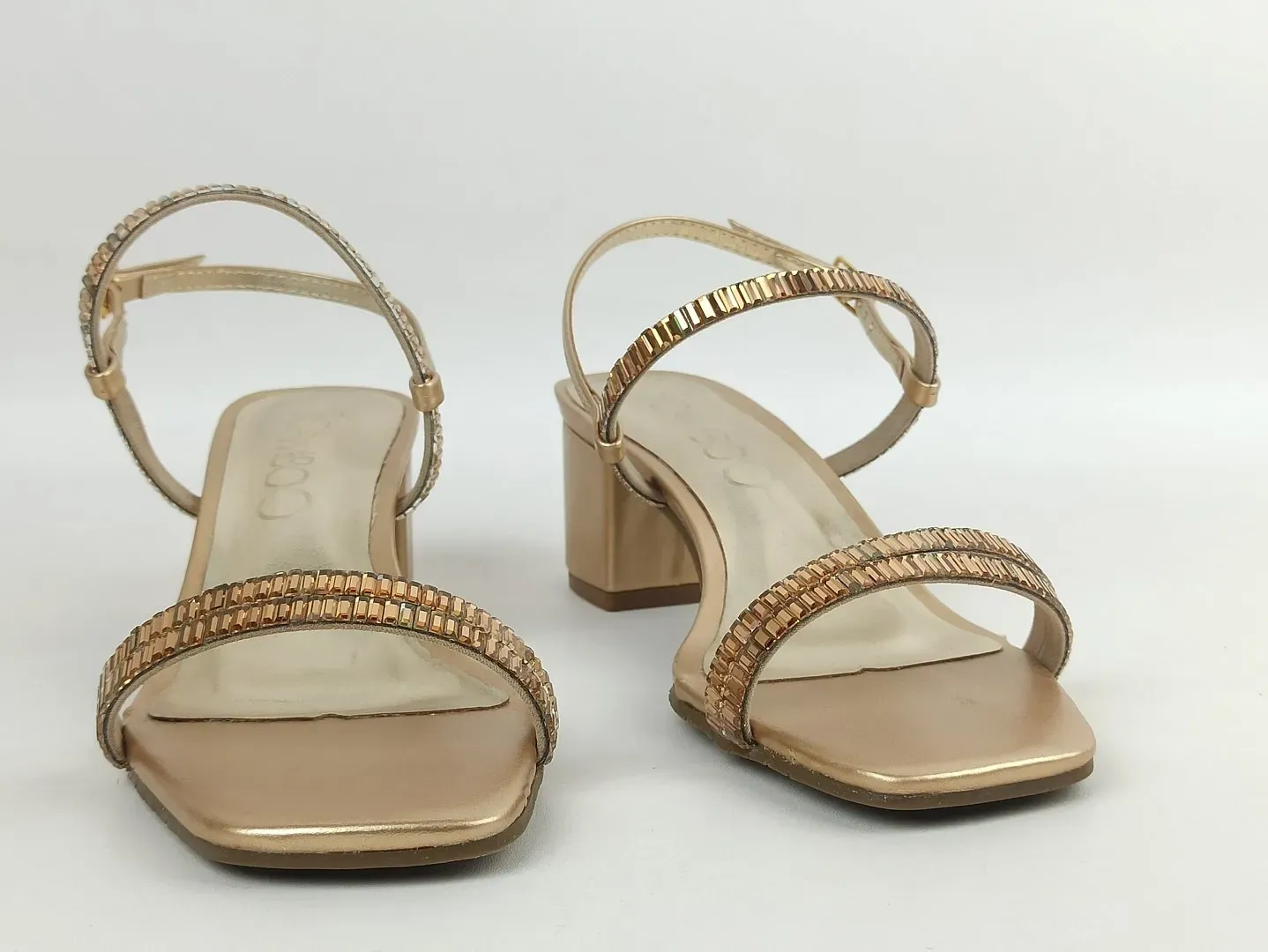 sandalia-metalizada-salto-baixo-bloco-bico-quadrado-dourada-21903303_5