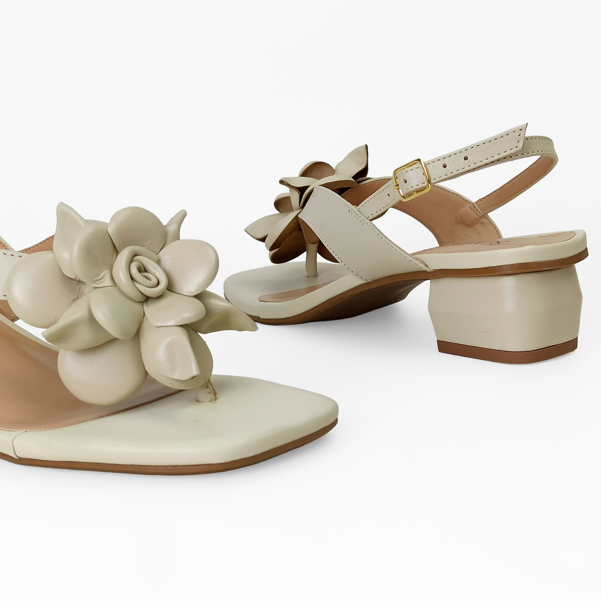 sandalia-couro-salto-baixo-bloco-bico-quadrado-gelo-375aa2458_6