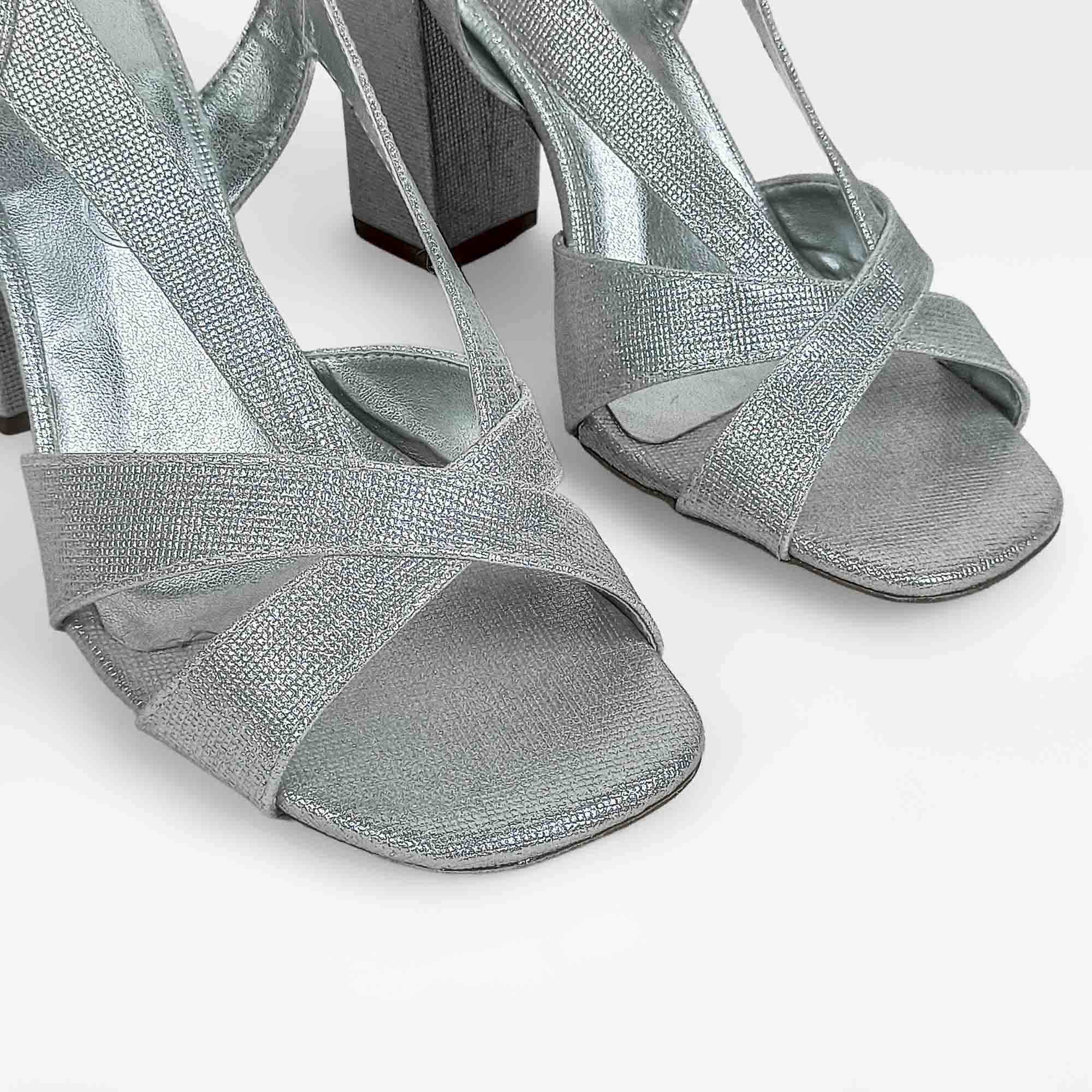 sandalia-metalizada-salto-alto-bico-quadrado-prata-14501601_6