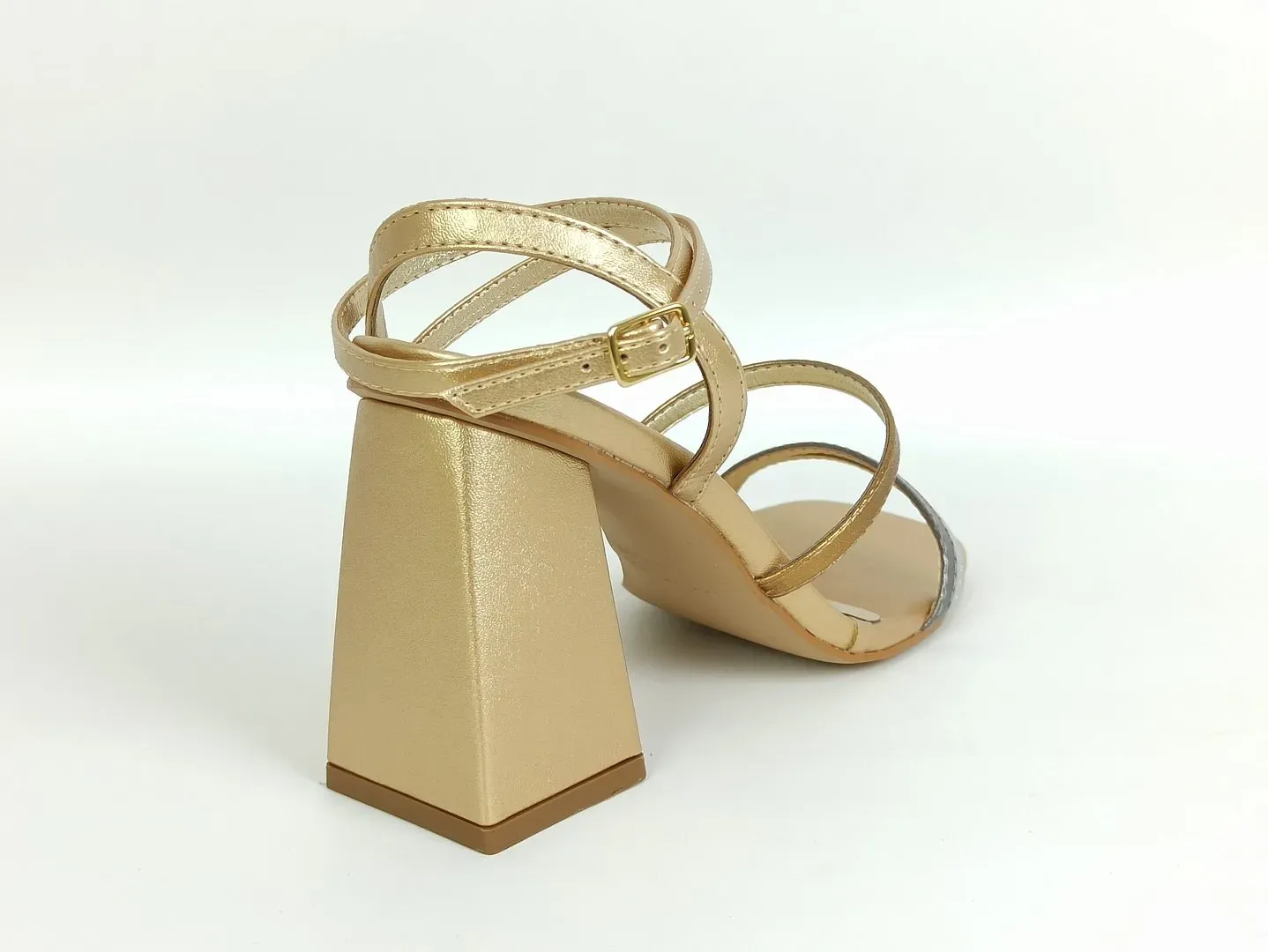 sandalia-metalizada-salto-alto-bloco-bico-quadrado-dourada-56500602_3