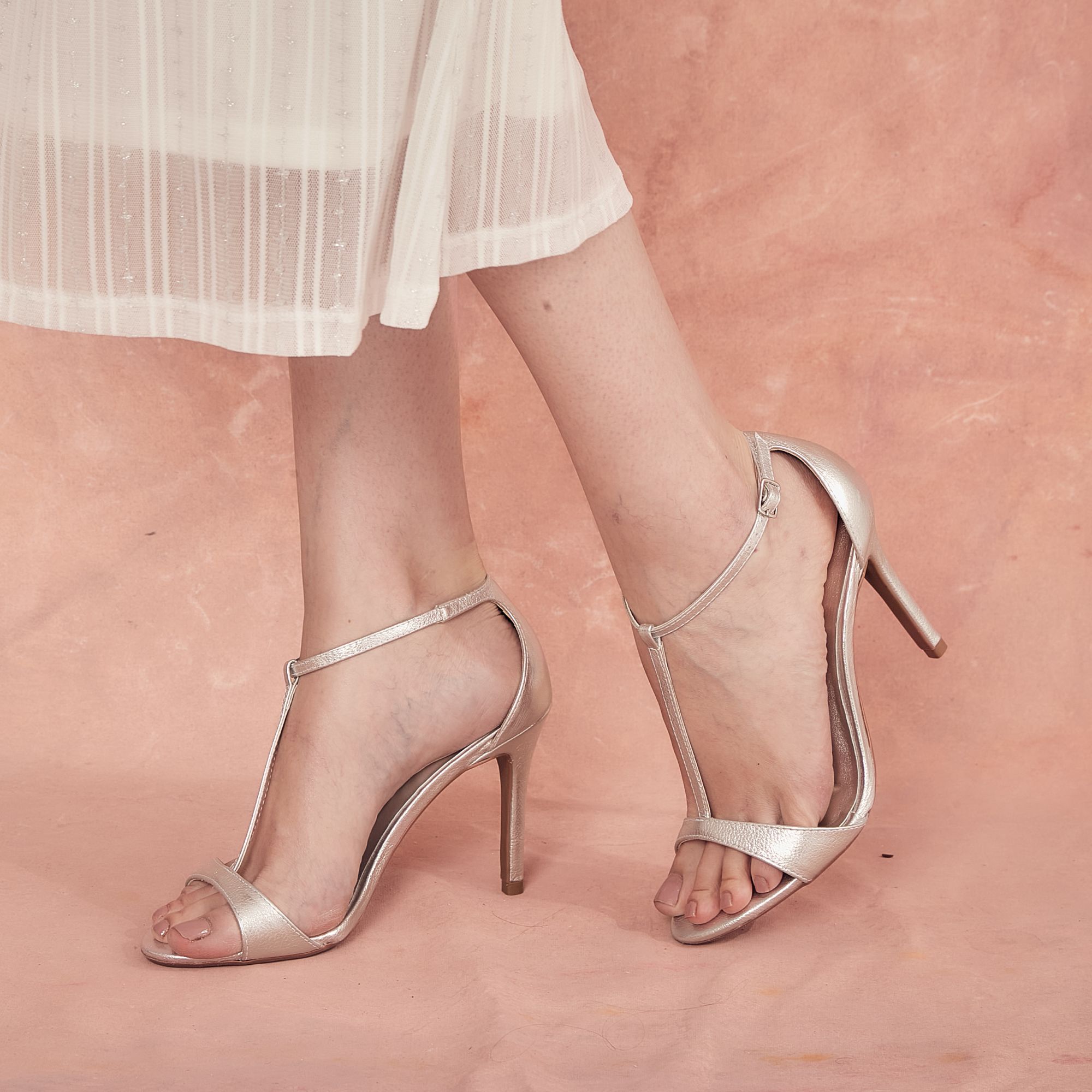 sandalia-couro-metalizada-salto-alto-fino-bico-amendoado-prata-43003303_7