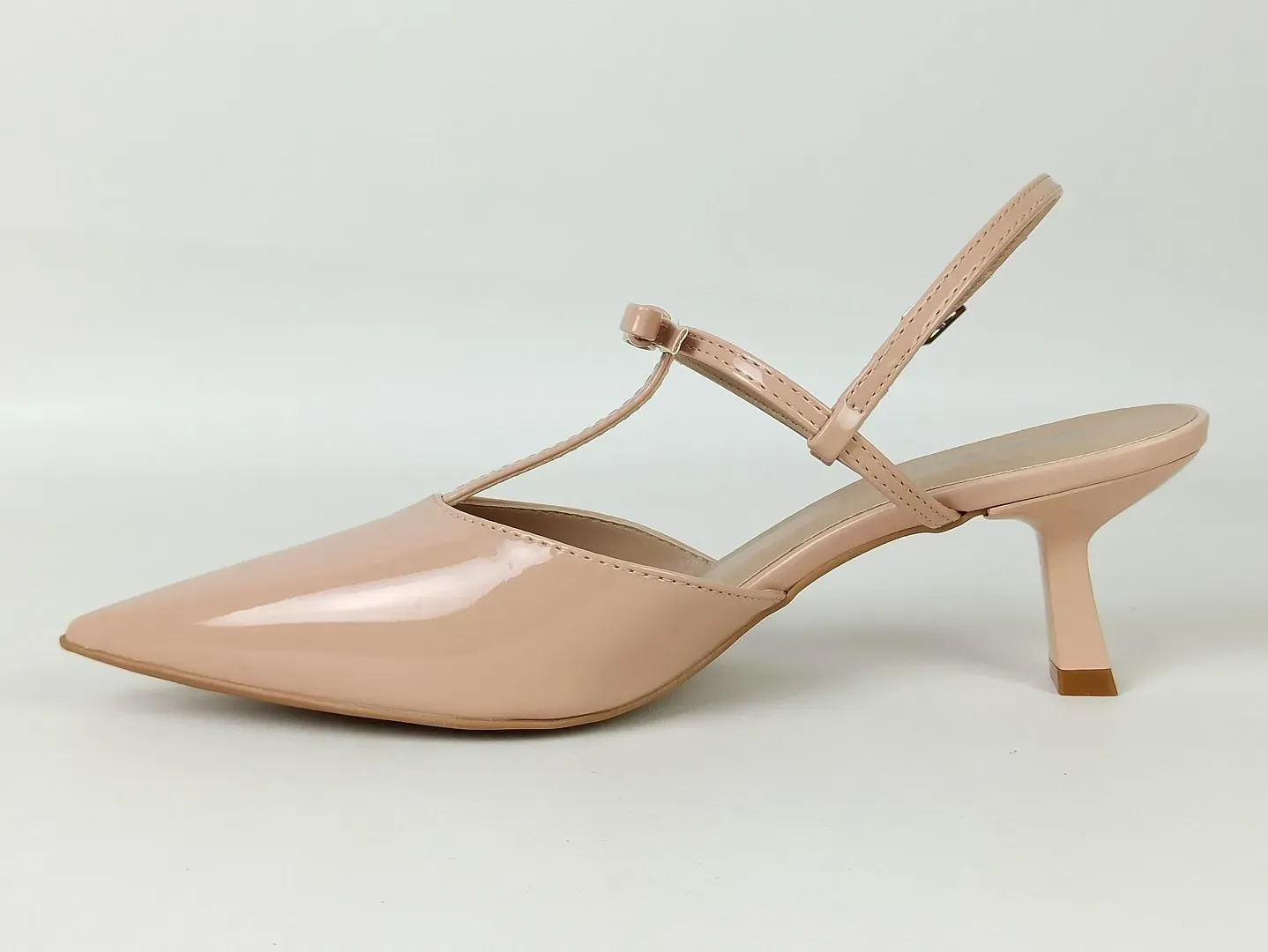 scarpin-salto-baixo-fino-bico-fino-nude-528611449_4