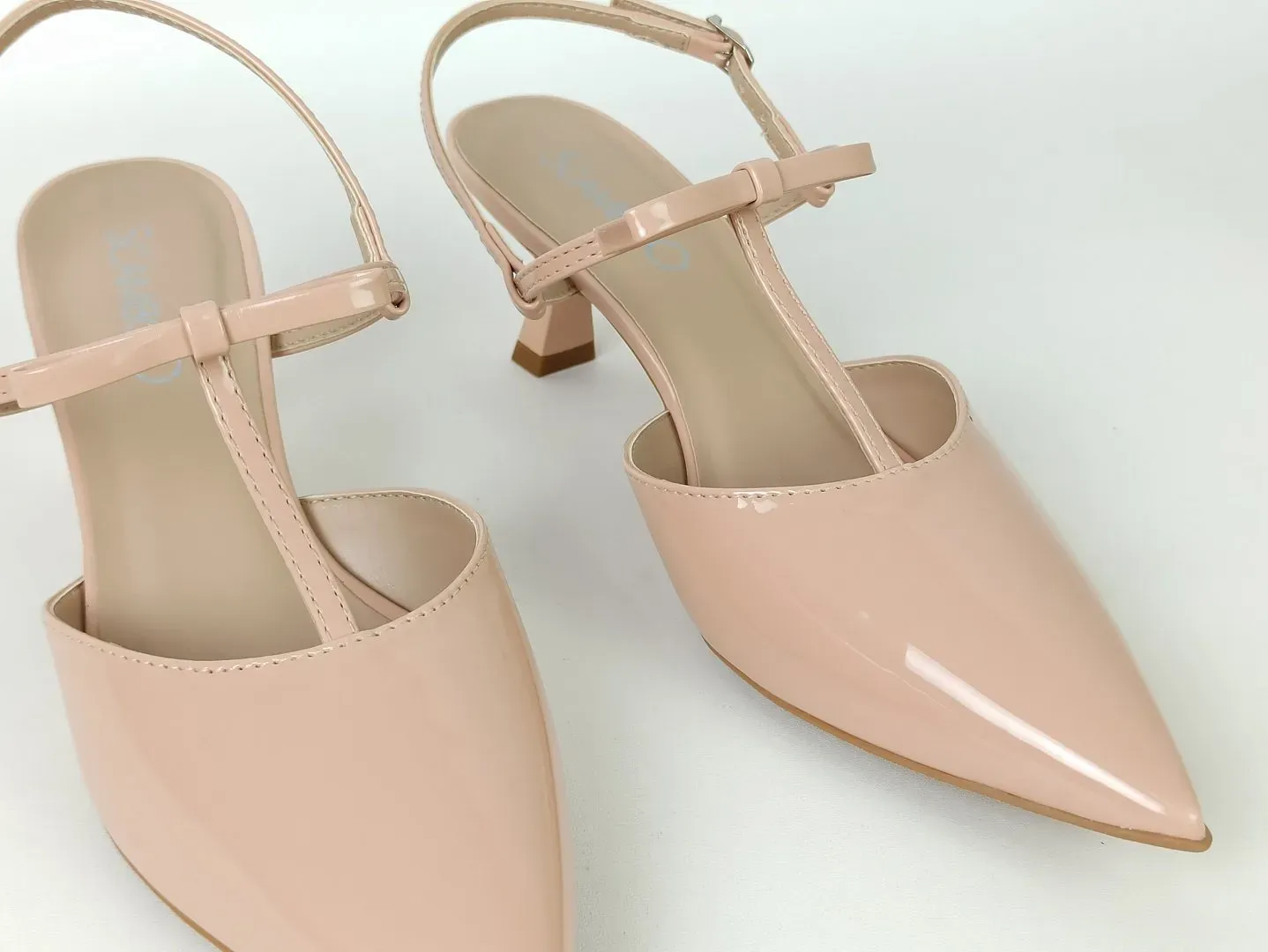 scarpin-salto-baixo-fino-bico-fino-nude-528611449_6