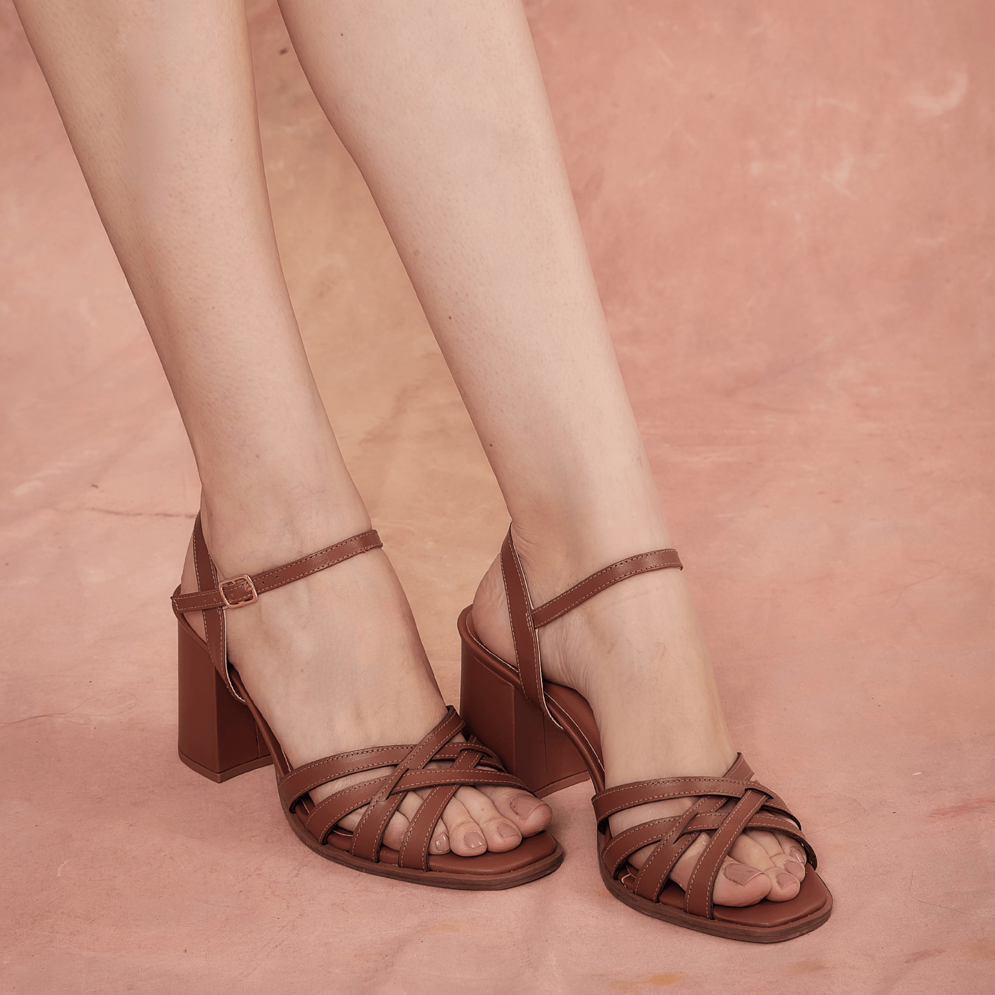 sandalia-couro-salto-bloco-bico-qaudrado-caramelo-409aa5121_7