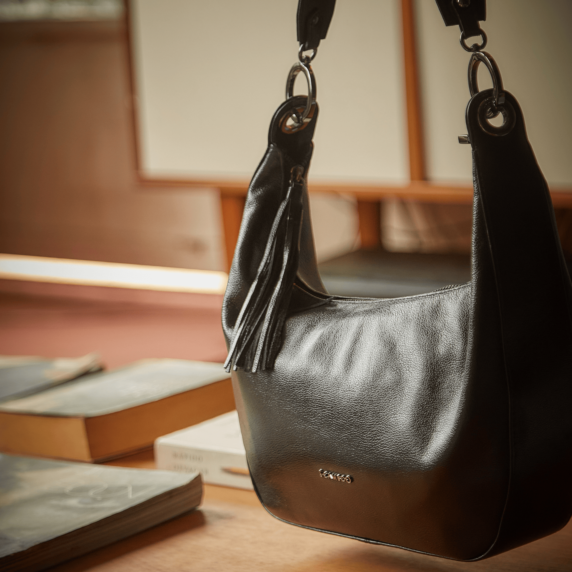 bolsa-de-ombro-media-couro-preto--b203304_8