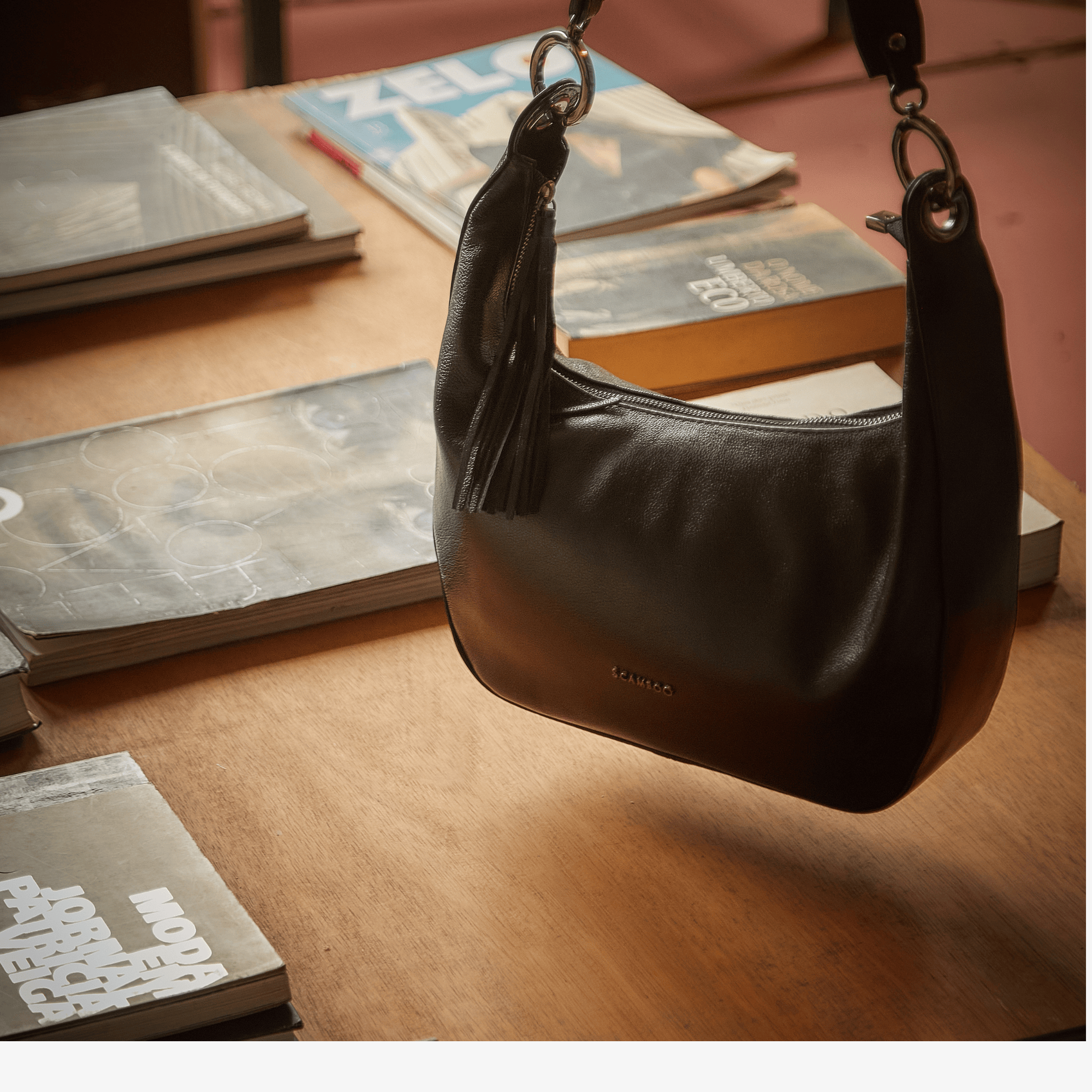 bolsa-de-ombro-media-couro-preto--b203304_9