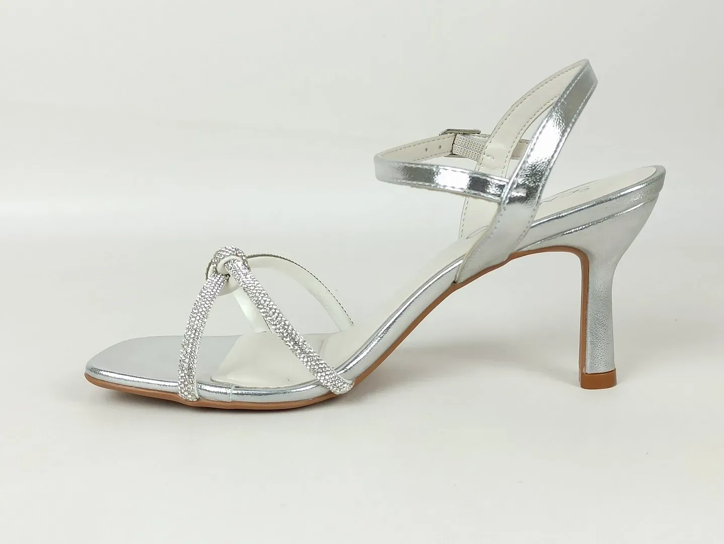 sandalia-metalizada-salto-baixo-fino-bico-quadrado-prata-5299115781_4